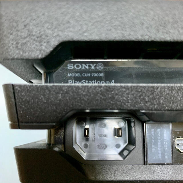 SONY(ソニー)のSONY PlayStation4 Pro 本体  CUH-7000BB01 エンタメ/ホビーのゲームソフト/ゲーム機本体(家庭用ゲーム機本体)の商品写真