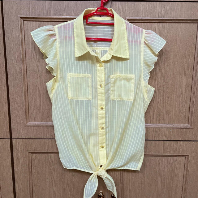 HONEYS(ハニーズ)のストライプ シャツ カットソー 薄黄色 レディースのトップス(シャツ/ブラウス(半袖/袖なし))の商品写真