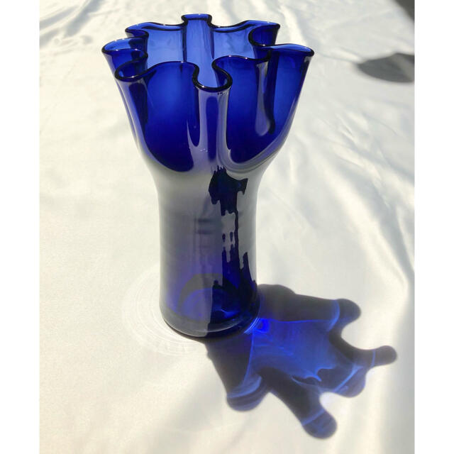 iittala(イッタラ)のInkeri Toikka Nuutajarvi ベース 花瓶 濃いブルー インテリア/住まい/日用品のインテリア小物(置物)の商品写真