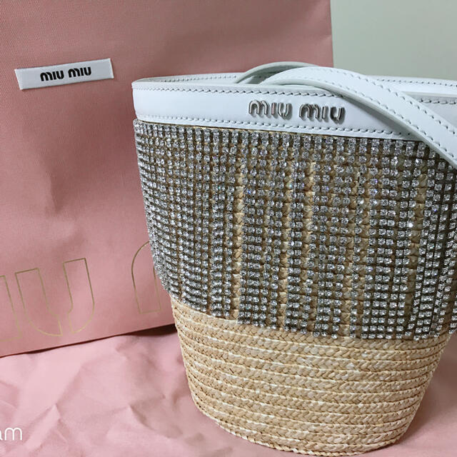 miumiu(ミュウミュウ)の最終値下げ　miumiu カゴバッグ レディースのバッグ(かごバッグ/ストローバッグ)の商品写真