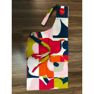 マリメッコ(marimekko)のmarimekko ルーツウニッコ　エプロン　新品未使用(収納/キッチン雑貨)