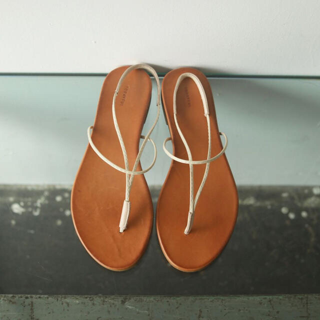 TODAYFUL(トゥデイフル)のLeather Tong Sandals レディースの靴/シューズ(サンダル)の商品写真