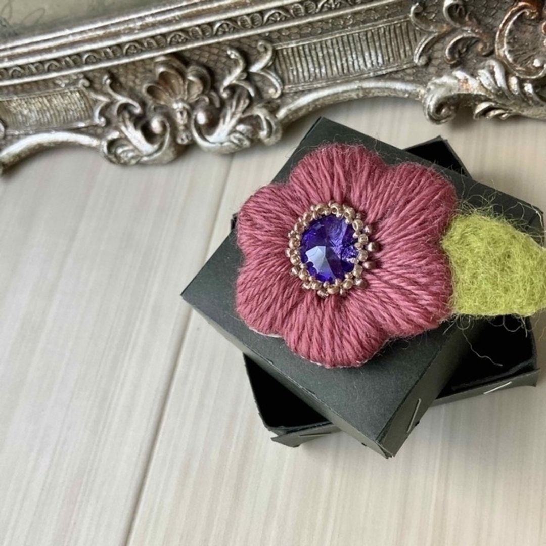 SWAROVSKI(スワロフスキー)のふっくらお花の毛糸刺繍ブローチ　ピンク　くすみカラー　くすみピンク×紫 レディースのアクセサリー(ブローチ/コサージュ)の商品写真