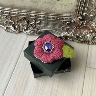 スワロフスキー(SWAROVSKI)のふっくらお花の毛糸刺繍ブローチ　ピンク　くすみカラー　くすみピンク×紫(ブローチ/コサージュ)