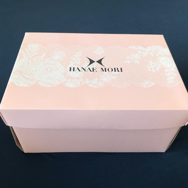 HANAE MORI(ハナエモリ)のHANAE MORI  ペアセット　白　カップ　箱入り インテリア/住まい/日用品のキッチン/食器(食器)の商品写真