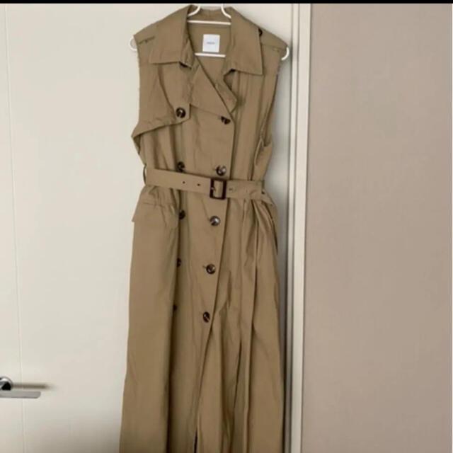 Ameri VINTAGE(アメリヴィンテージ)のAmeri VINTAGE  CUT OFF TRENCH VEST レディースのワンピース(ロングワンピース/マキシワンピース)の商品写真