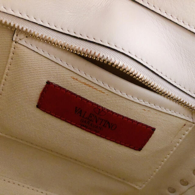 VALENTINO(ヴァレンティノ)のヴァレンティノ ロックスタッズスモール ホワイト レディースのバッグ(ショルダーバッグ)の商品写真