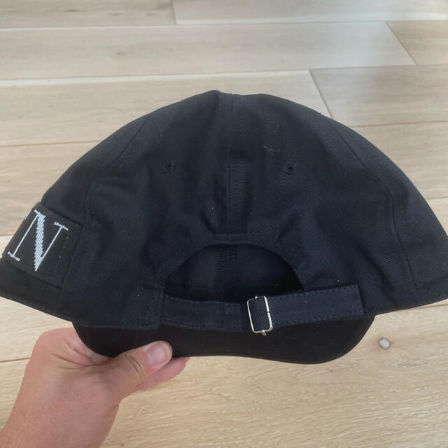 VALENTINO(ヴァレンティノ)のヴァレンティノ　VLTNキャップ　58  未使用(試着のみ) メンズの帽子(キャップ)の商品写真
