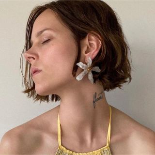 ザラ(ZARA)の【NEW】新品インポート♡大ぶり 水晶 クリスタル お花 フラワー ピアス(ピアス)