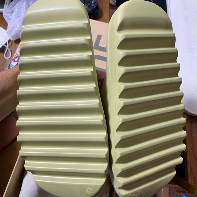 adidas(アディダス)のadidas YEEZY SLIDE  RESIN 28.5 メンズの靴/シューズ(サンダル)の商品写真
