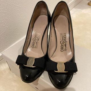 サルヴァトーレフェラガモ(Salvatore Ferragamo)の【シロクマ様専用】フェラガモ　ヴァラ　パンプス　4 1/2、22.5cm(ハイヒール/パンプス)