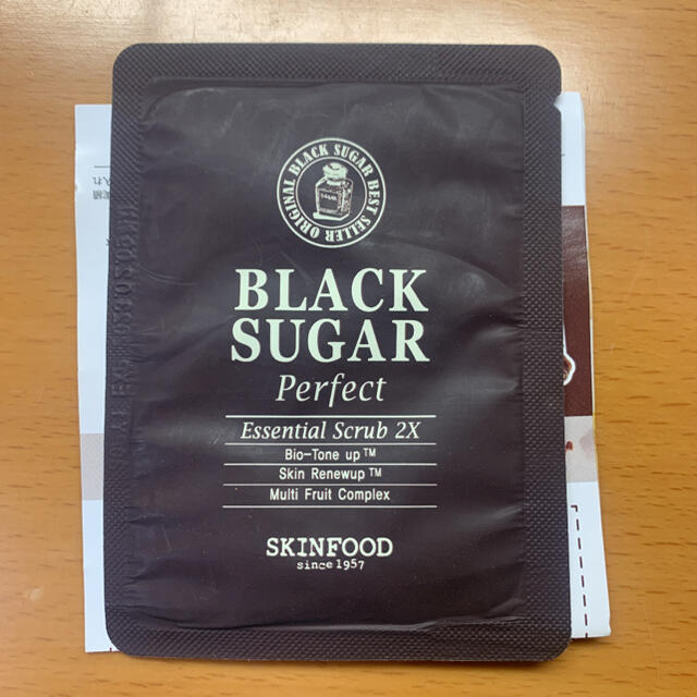 SKIN FOOD(スキンフード)のスキンフード BLACK SUGAR エッセンシャルスクラブ2X サンプル コスメ/美容のスキンケア/基礎化粧品(パック/フェイスマスク)の商品写真