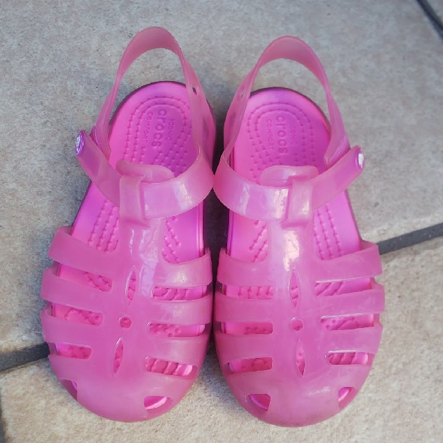 crocs(クロックス)のクロックス crocs ピンク サンダル プール 夏 靴 キッズ/ベビー/マタニティのキッズ靴/シューズ(15cm~)(サンダル)の商品写真