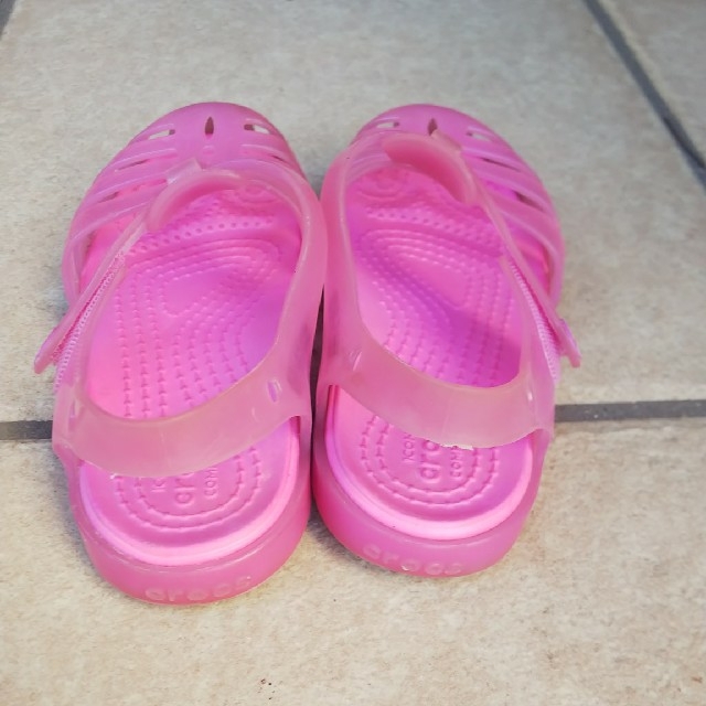 crocs(クロックス)のクロックス crocs ピンク サンダル プール 夏 靴 キッズ/ベビー/マタニティのキッズ靴/シューズ(15cm~)(サンダル)の商品写真