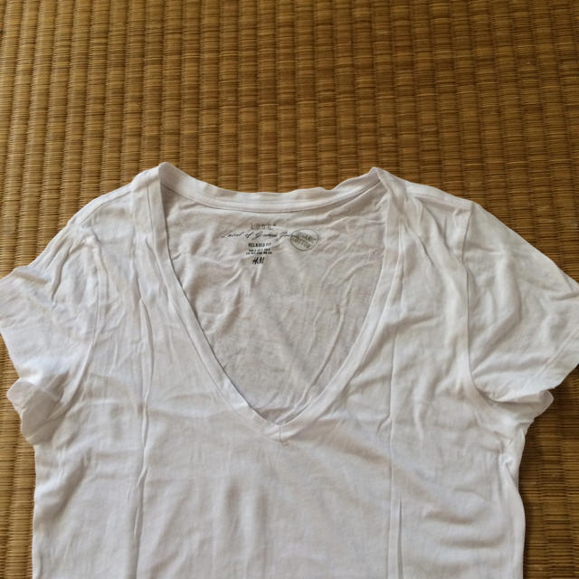 H&M(エイチアンドエム)のH&MのVネック Tシャツ レディースのトップス(Tシャツ(半袖/袖なし))の商品写真