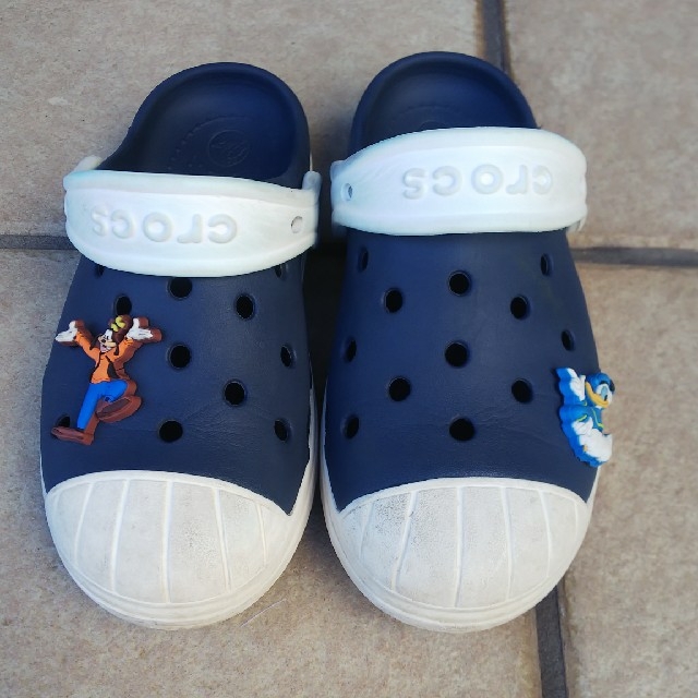 crocs(クロックス)のクロックス crocs サンダル 紺 ネイビー 白 プール シビッツ付 ドナルド キッズ/ベビー/マタニティのキッズ靴/シューズ(15cm~)(サンダル)の商品写真