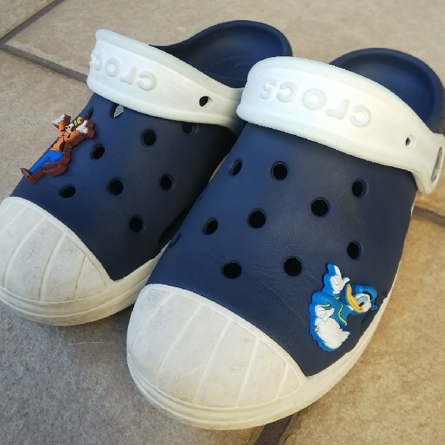 crocs(クロックス)のクロックス crocs サンダル 紺 ネイビー 白 プール シビッツ付 ドナルド キッズ/ベビー/マタニティのキッズ靴/シューズ(15cm~)(サンダル)の商品写真