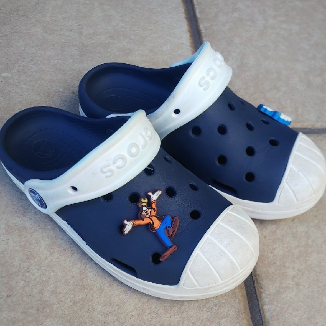 crocs(クロックス)のクロックス crocs サンダル 紺 ネイビー 白 プール シビッツ付 ドナルド キッズ/ベビー/マタニティのキッズ靴/シューズ(15cm~)(サンダル)の商品写真