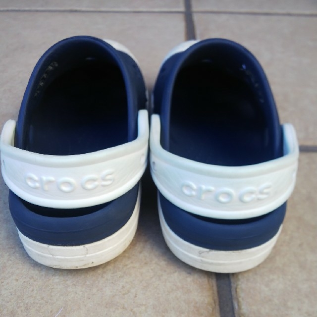 crocs(クロックス)のクロックス crocs サンダル 紺 ネイビー 白 プール シビッツ付 ドナルド キッズ/ベビー/マタニティのキッズ靴/シューズ(15cm~)(サンダル)の商品写真