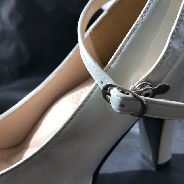 パンプス ホワイト 8cmヒール　Sサイズ　ストラップ付 レディースの靴/シューズ(ハイヒール/パンプス)の商品写真