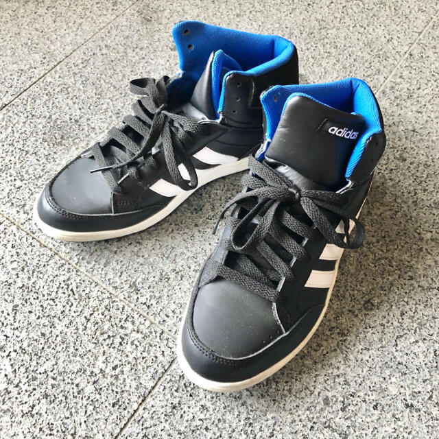 adidas - ハイカットスニーカー ワンポイント青 ラインの通販 by adidas - ハイカットスニーカー ワンポイント青 ラインの通販 by
