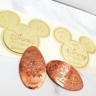 ディズニー(Disney)のDisney  スーベニアメダル  ＆  ミッキーシール 各2枚(キャラクターグッズ)