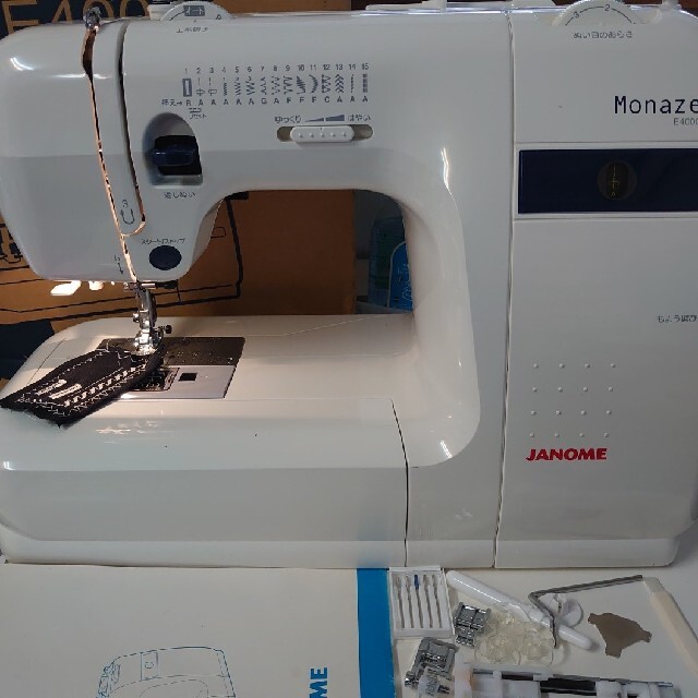 JANOME Monaze E4000電子ミシン　ケース付きのサムネイル