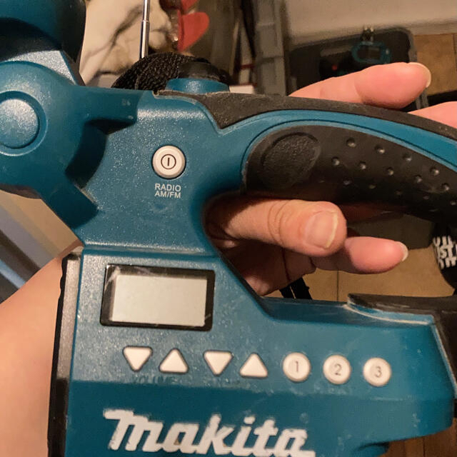 Makita(マキタ)のマキタ 充電式ライト付きラジオ MR050本体のみ スマホ/家電/カメラのオーディオ機器(ラジオ)の商品写真