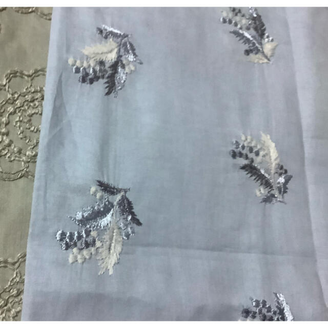 綿ローン　花柄刺繍　日本製コットン刺繍生地 ハンドメイドの素材/材料(生地/糸)の商品写真