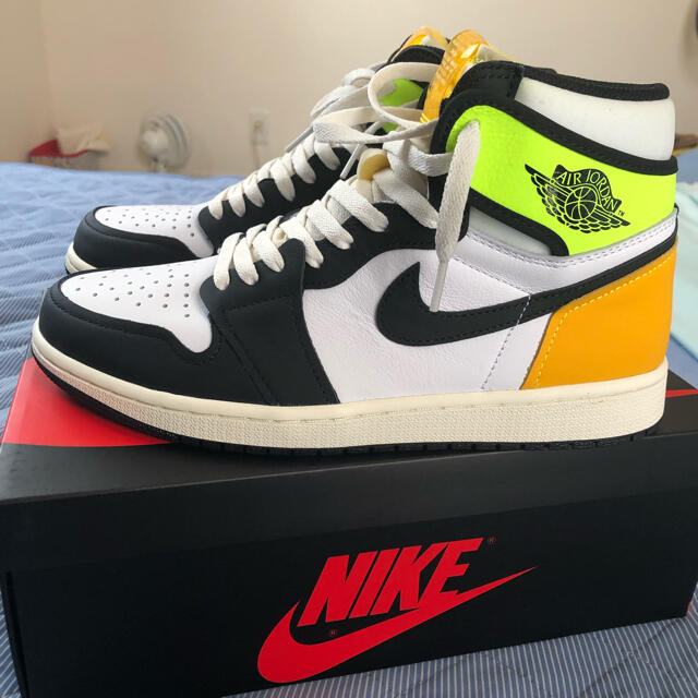 NIKE(ナイキ)のエアジョーダン1 AIR JORDAN 1 HIGH OG VOLT GOLD メンズの靴/シューズ(スニーカー)の商品写真