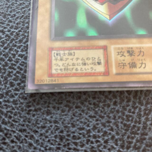 遊戯王(ユウギオウ)の【年代物・美品】千年の盾　初期シークレット　オマケあり エンタメ/ホビーのトレーディングカード(シングルカード)の商品写真