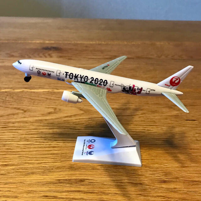 JAL(日本航空)(ジャル(ニホンコウクウ))の新品 JAL TOKYO 2020 飛行機 模型 エンタメ/ホビーのおもちゃ/ぬいぐるみ(模型/プラモデル)の商品写真