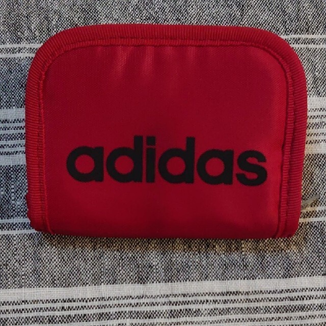 adidas(アディダス)のアディダス　ナイロン財布（赤） キッズ/ベビー/マタニティのこども用ファッション小物(財布)の商品写真