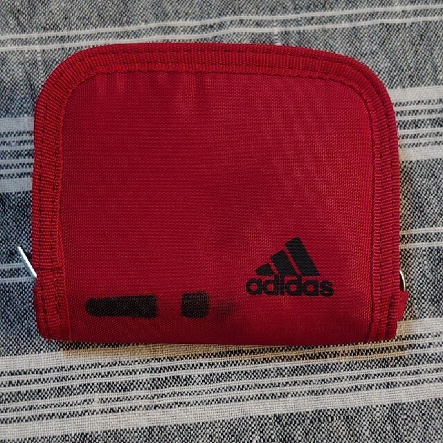 adidas(アディダス)のアディダス　ナイロン財布（赤） キッズ/ベビー/マタニティのこども用ファッション小物(財布)の商品写真