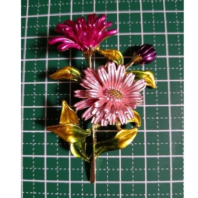 ブローチ①　花　エナメル　デイジー　ピンク レディースのアクセサリー(ブローチ/コサージュ)の商品写真