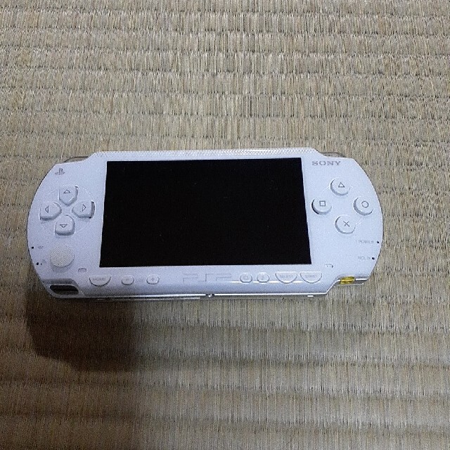 SONY(ソニー)のPSP-1000本体のみ　(白) エンタメ/ホビーのゲームソフト/ゲーム機本体(携帯用ゲーム機本体)の商品写真