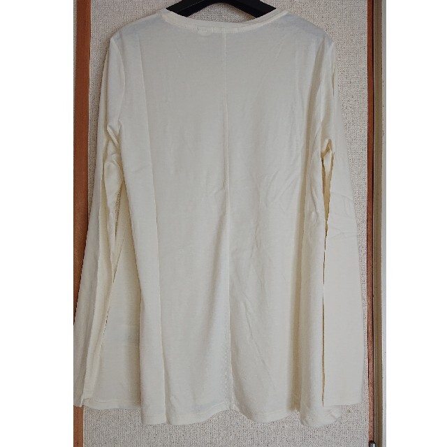 UNIQLO(ユニクロ)のユニクロ Aライン長袖Tシャツ オフホワイト レディースのトップス(カットソー(長袖/七分))の商品写真