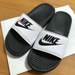 ナイキ(NIKE)のNIKE シャワーサンダル　ホワイト×ブラック　24㎝(サンダル)