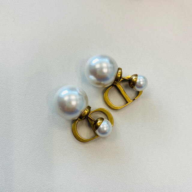 新品同様【クリスチャンディオール】トライバル ピアス パール ロゴ Dior 新品同様【クリスチャンディオール】トライバル ピアス パール ロゴ Dior