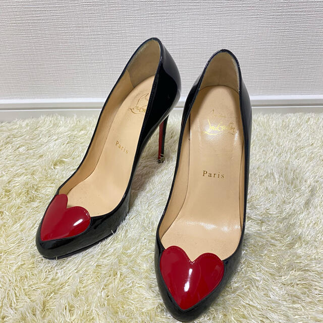 Christian Louboutin(クリスチャンルブタン)のパンプス　ハート　エナメル　ヒール　クリスチャンルブタン　36 約23センチ レディースの靴/シューズ(ハイヒール/パンプス)の商品写真