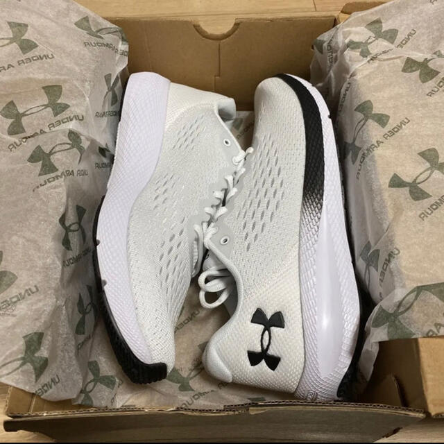 UNDER ARMOUR(アンダーアーマー)の【新品】アンダーアーマー UAチャージド パスート 27cm 3023865 メンズの靴/シューズ(スニーカー)の商品写真