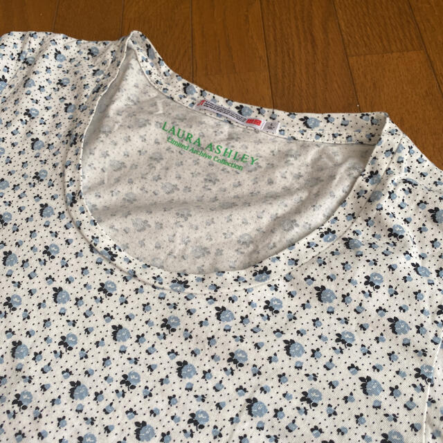 LAURA ASHLEY(ローラアシュレイ)のローラアシュレイ　Tシャツ　花柄 レディースのトップス(Tシャツ(半袖/袖なし))の商品写真
