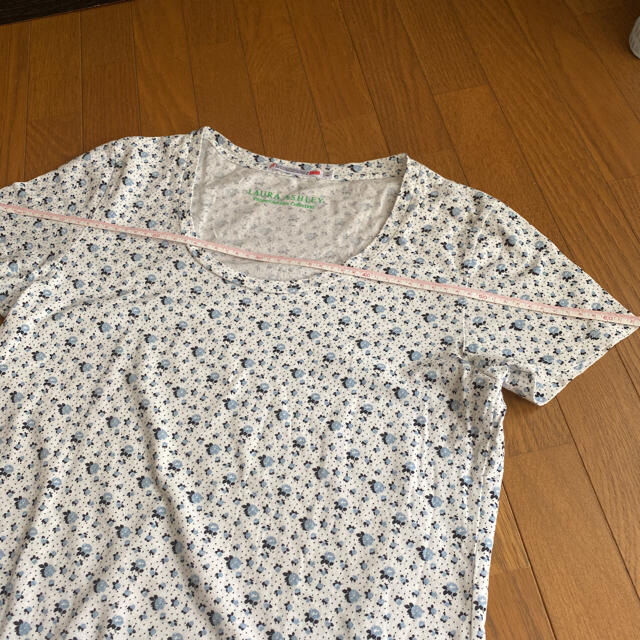 LAURA ASHLEY(ローラアシュレイ)のローラアシュレイ　Tシャツ　花柄 レディースのトップス(Tシャツ(半袖/袖なし))の商品写真