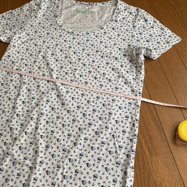 LAURA ASHLEY(ローラアシュレイ)のローラアシュレイ　Tシャツ　花柄 レディースのトップス(Tシャツ(半袖/袖なし))の商品写真