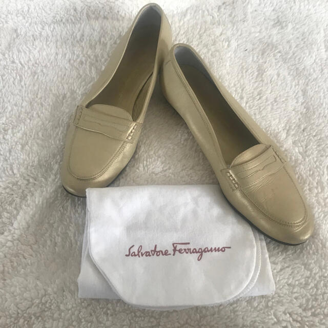 Salvatore Ferragamo(サルヴァトーレフェラガモ)のフェラガモのローヒール レディースの靴/シューズ(ハイヒール/パンプス)の商品写真