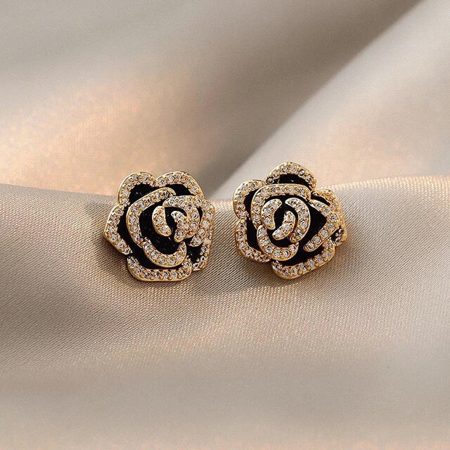 AHKAH(アーカー)のblack camellia pierce 18k coating & s925 レディースのアクセサリー(ピアス)の商品写真