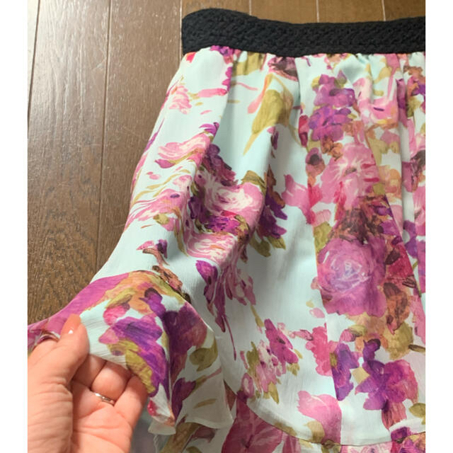 TO BE CHIC(トゥービーシック)のTO BE CHIC 花柄スカート レディースのスカート(ひざ丈スカート)の商品写真