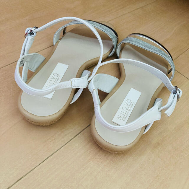 Nuovo(ヌォーボ)の☆moca様☆サンダル シルバー ホワイト NUOVO レディースの靴/シューズ(サンダル)の商品写真