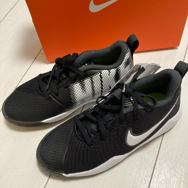 NIKE(ナイキ)のNIKE ナイキ スニーカー　ナイキチーム　ハッスル　クイック2GS キッズ/ベビー/マタニティのキッズ靴/シューズ(15cm~)(スニーカー)の商品写真