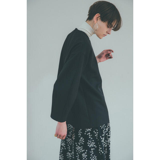 STUDIOUS(ステュディオス)の【CLANE クラネ】ARCH CUT DOUBLE CLOTH TOPS 黒 レディースのトップス(シャツ/ブラウス(長袖/七分))の商品写真